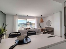 Piso con 3 habitaciones con ascensor, parking, piscina, aire acondicionado y vistas al mar en Marbella