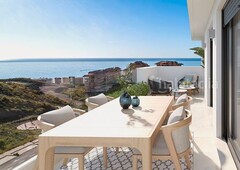 Piso con 3 habitaciones con parking, piscina, aire acondicionado y vistas al mar en Fuengirola