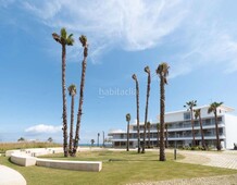 Piso con 4 habitaciones con ascensor, parking, piscina, aire acondicionado y vistas al mar en Estepona