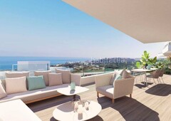 Piso con ascensor, parking, piscina, aire acondicionado y vistas al mar en Estepona