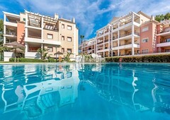 Planta baja con 2 habitaciones amueblada con ascensor, parking, piscina, aire acondicionado y vistas a la montaña en Marbella