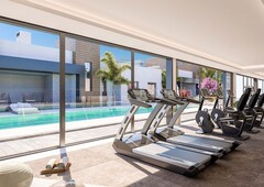 Planta baja con 2 habitaciones con ascensor, parking, piscina, aire acondicionado y vistas al mar en Marbella