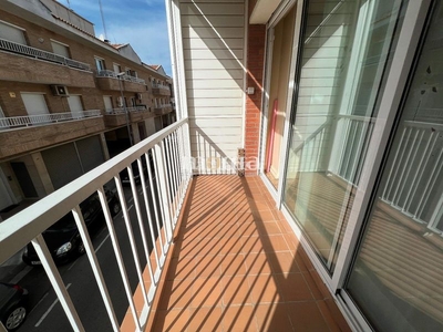 Dúplex montornes - centro piso triplex con 2 balcones. totalmente exterior y en perfecto estado de conservación dispone de 2 habitaciones dobles y un gran estudio. en Montornès del Vallès