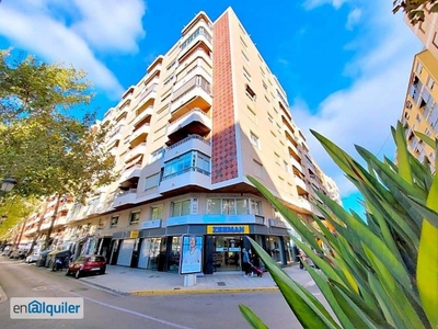 Alquiler anual con 4 habitaciones, 2 baños y ascensor