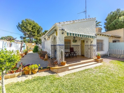 Chalet en venta en Punta Prima, Torrevieja, Alicante