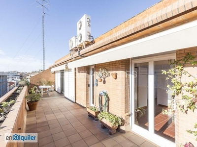 Luminoso ático con terraza en Vila De Gràcia