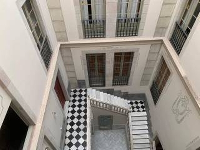 Piso de cuatro habitaciones Calle Escudellers Blancs, El Barri Gòtic, Barcelona