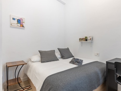 Se alquila habitación en piso de 8 habitaciones en Granada