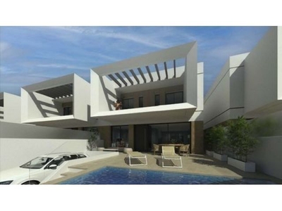 Villa en dos plantas con tres habitaciones con piscina en la ciudad de Dolores - LC5288