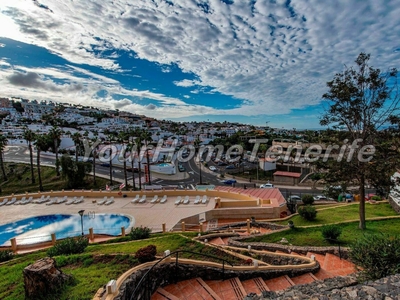 Apartamento en venta en un complejo con terraza y piscina en el sur de Tenerife, Costa Adeje, con vistas panorámicas al océano y