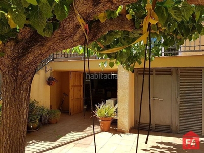 Casa adosada adosada en el pueblo compuesta de 2 viviendas más amplio almacén. localidad tranquila con servicios. en Santa Oliva