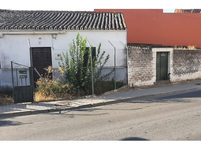 Oportunidad inversor. Gran casa para derribar en Avenida principal de Salteras!!!