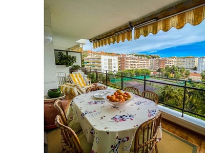 Precioso apartamento con vistas al mar a 100 metros de la playa de Fenals.