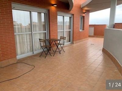 Alquiler de ático en Bellavista de 2 habitaciones con terraza y piscina