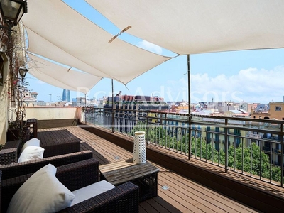 Ático en venta en La Dreta de l'Eixample de 4 habitaciones con terraza y balcón