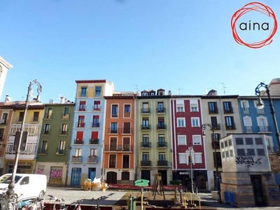 Piso en alquiler en Casco Antiguo de 2 habitaciones con muebles y balcón