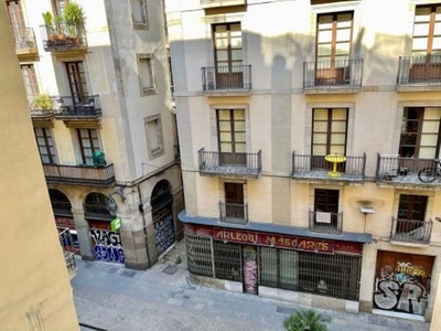 Venta de piso en Sant Pere, Santa Caterina i la Ribera de 4 habitaciones con balcón y calefacción