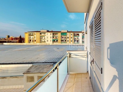 Piso en venta , con 103 m2, 3 habitaciones y 2 baños, ascensor y calefacción gas natural. en Girona