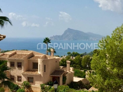 Villa con vistas al mar, 4 dormitorios y piscina en Altea Alicante