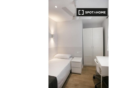 Habitación amueblada en apartamento de 5 dormitorios en Gràcia, Barcelona