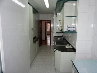 Piso en venta en Lakua - Arriaga de 3 habitaciones con terraza y calefacción