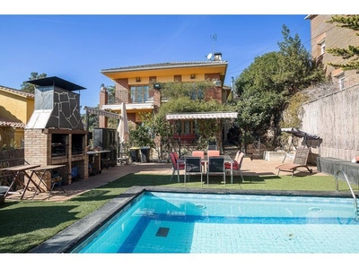 Creu Aragall. Casa soleada con piscina.
