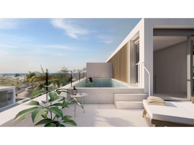 Villa adosada de diseño contemporáneo de 4 dormitorios con vistas al mar en Estepona.