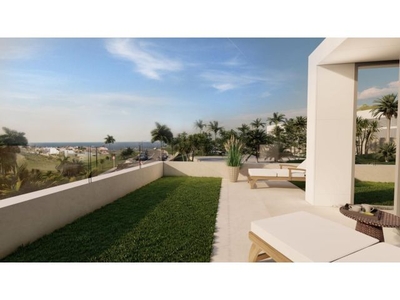 Villa adosada de diseño contemporáneo de 4 dormitorios con vistas al mar en Estepona.