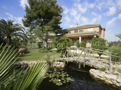 Villa en venta en Torrente con modernas instalaciones en una gran parcela de El Vedat, en Valencia.