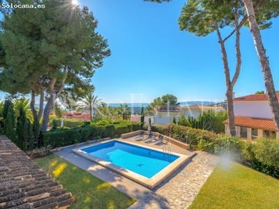 ¡Chalet con jardín, 3 terrazas, piscina y vistas al mar en venta en Cas Catala!