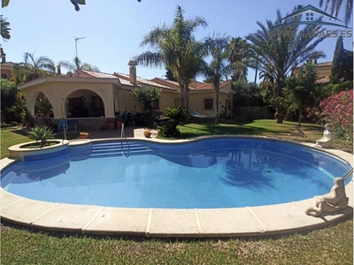 Venta de casa con piscina en Aguadulce
