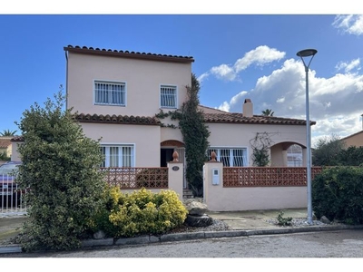 Casa con jardín y piscina privada en la urb Amfora, a 300m del mar.