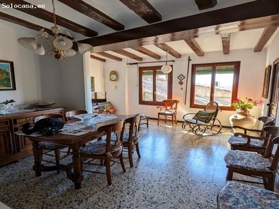 Casa en Horta de Sant Joan de 248 m2 con 4 plantas, bodega, terraza y jardín.
