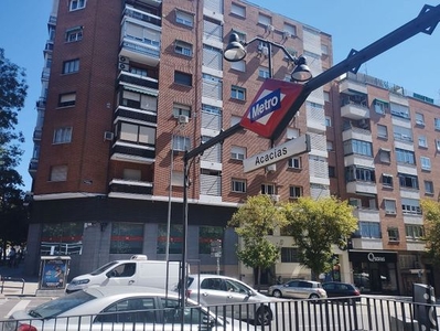 Descubre esta perla inmobiliaria en Arganzuela, una de las zonas más vibrantes de Madrid. Venta Acacias