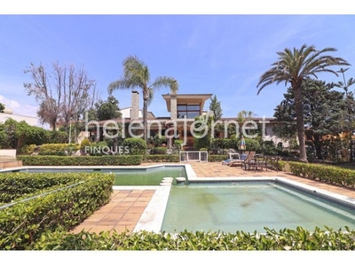 Espléndida casa con magnífico jardín privado con piscina a menos de un minuto caminando de la playa