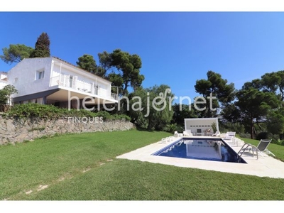 Exclusiva casa con piscina y con un gran terreno en una zona privilegiada de Vall-llobrega