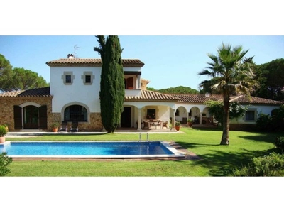 Preciosa casa con piscina y un gran terreno en el Golf Costa Brava
