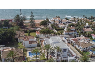 Villa de lujo de 4 dormitorios y 4 baños con vistas al mar. Marbesa, Marbella.