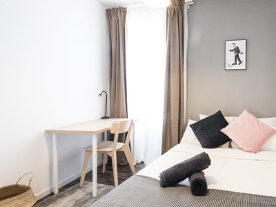 Se alquila habitación en piso de 9 habitaciones en el centro de Madrid