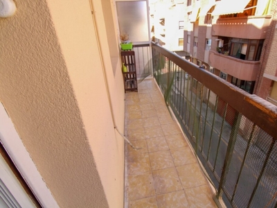 Se alquila piso en calle Valencia, Carolinas Bajas, Alicante.