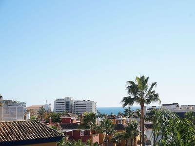 Alquiler de ático en Lomas de Marbella Club - Puente Romano de 2 habitaciones con terraza y piscina