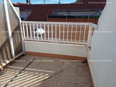 Alquiler de ático en Pizarrales de 2 habitaciones con terraza y garaje