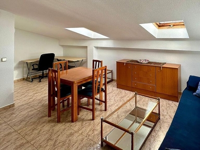 Alquiler de piso en Casco Histórico de 1 habitación con muebles y aire acondicionado
