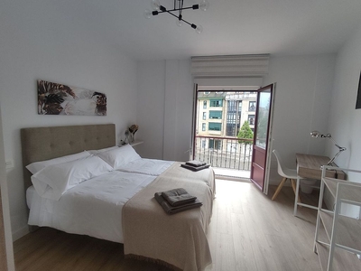 Piso en alquiler en Milán - Pumarín - Teatinos de 4 habitaciones con muebles y balcón