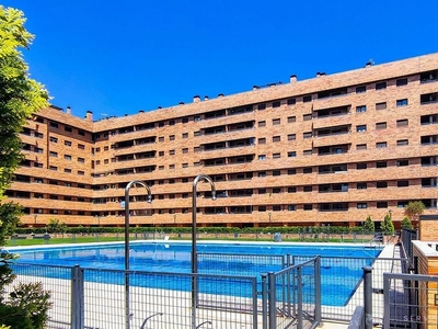 Piso en venta en El Quiñón de 3 habitaciones con terraza y piscina