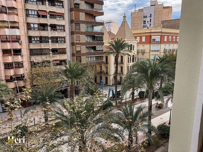 Piso en venta en Ensanche - Diputación de 4 habitaciones con balcón y aire acondicionado