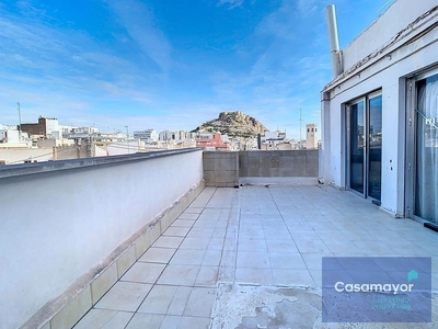 Venta de ático en Centro - Alicante de 3 habitaciones con terraza y ascensor