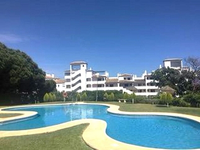 Venta de piso en Calahonda de 2 habitaciones con terraza y piscina