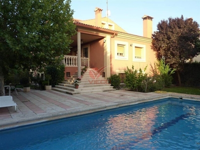 Venta de casa con piscina en Arcas del Villar