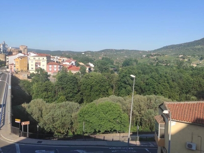 Venta Piso Plasencia. Piso de tres habitaciones en Avenida de España. Tercera planta con terraza